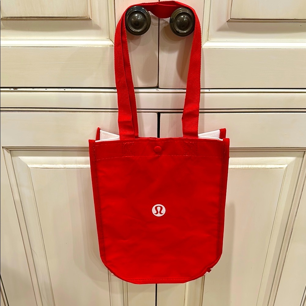 NEW🩷LULULEMON REF AND WHITE REUSABLE TOTE BAG WITH SNAP CLOSURE